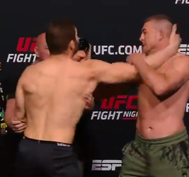 🎥 | Ion Cutelaba grijpt Dustin Jacoby naar nek bij UFC-staredown: 'Jij kan lachen!'