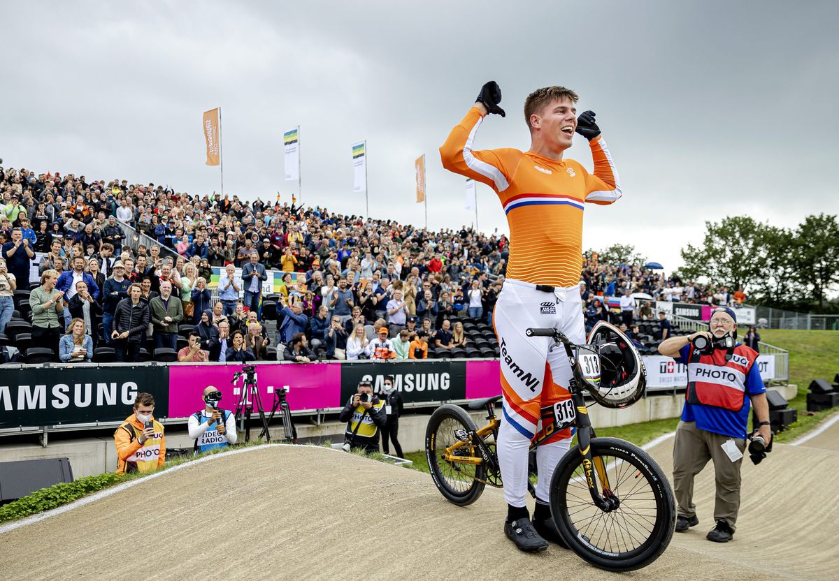 Niek Kimmann flikt 't weer! BMX'er grijpt na olympisch goud nu ook wereldtitel