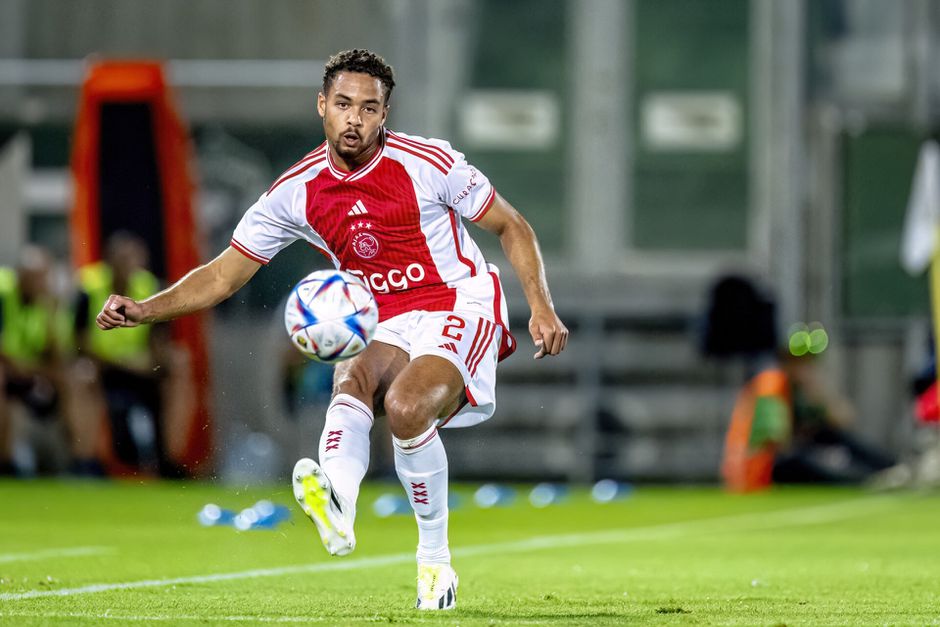 HUH!? Engelse grootmacht ziet wél brood in Ajax en mikt op transfer voor Devyne Rensch