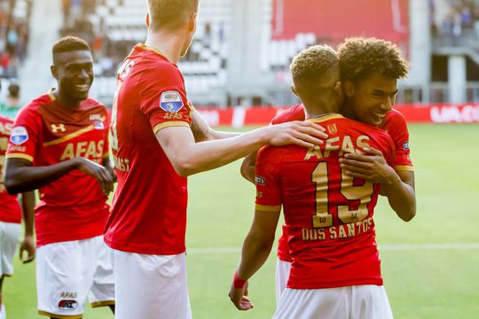 Stengs (18) de revelatie bij AZ in de play-offs: jongeling bezorgt zijn ploeg finaleplaats