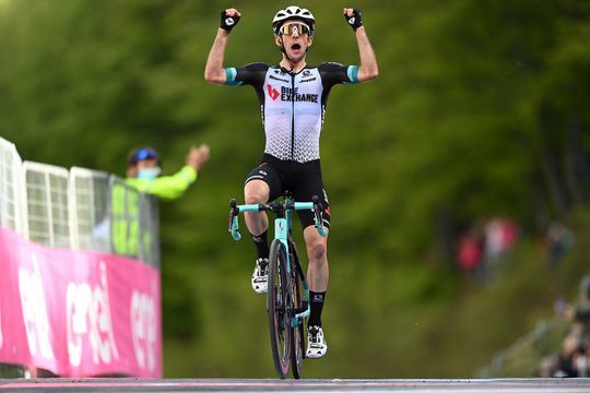 Giro d'Italia: Simon Yates mag een paar seconden pakken van Bernal, die soeverein het roze verdedigt