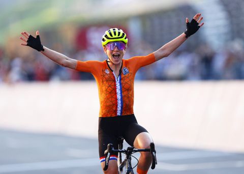 🎥 | Annemiek van Vleuten dacht dat ze gewonnen had: 'Ruud, ik had het mis'