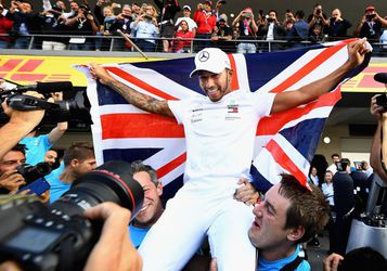 Hamilton heeft na 5e wereldtitel een duidelijk doel: 'Ik wil op z'n minst in de buurt komen'