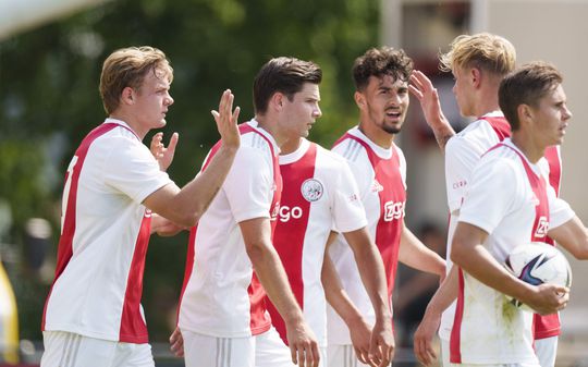 🎥 | Jonkies van Ajax winnen dik van reserves Leeds United