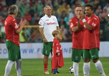 🎥 | Bulgaarse voetballegende Stoichkov in tranen door racisme: 'Hoe kan ik niet verdrietig zijn?'