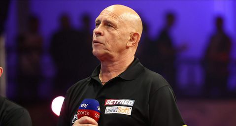 Dartscaller Russ Bray kapt na WK 2024 met ONE HUNDRED AND EIGHTYYYY brullen