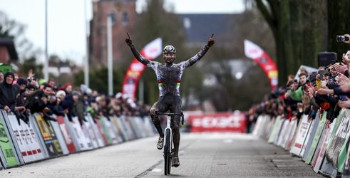 Mathieu van der Poel ploetert door modder in Loenhout naar oppermachtige zege