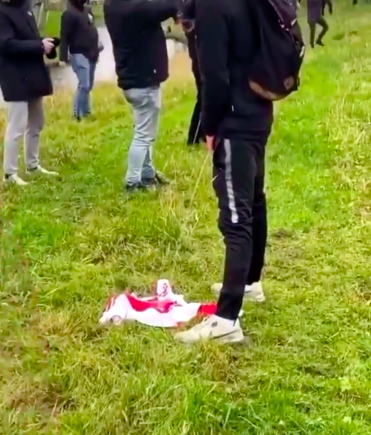 💦 | Feyenoord-fan pist bij training voorafgaand aan Klassieker over Ajax-shirt