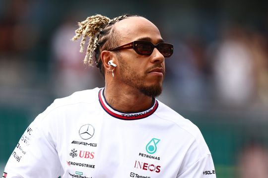 Hamilton rijdt met regenboogvlag op helm in Qatar: 'Goed om aandacht te creëren'