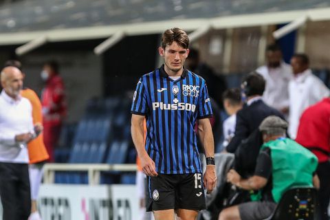 De Roon begint veel later aan nieuwe Serie A-seizoen, ook nog flinke boete na duwen scheids