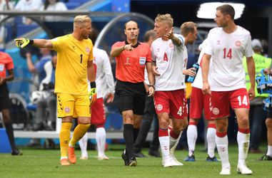 Van Marwijk blij met videoscheids: Australië krijgt toch penalty vanwege hands (video)