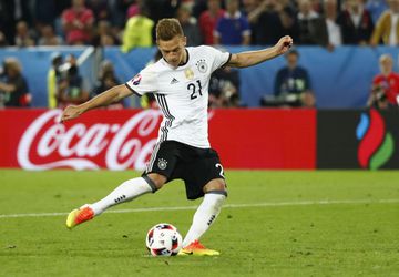 EK-ganger Kimmich wil in München blijven: 'Aantrekkelijker om bij Bayern te blijven'