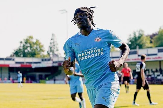 Madueke (18) maakt hattrick in 1e oefenwedstrijd PSV, nieuwe tactiek Schmidt al zichtbaar