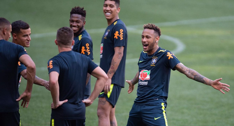 HAHA! Neymar prikt op trainingsveld en doet imitatie CR7: 'Siiii' (video)