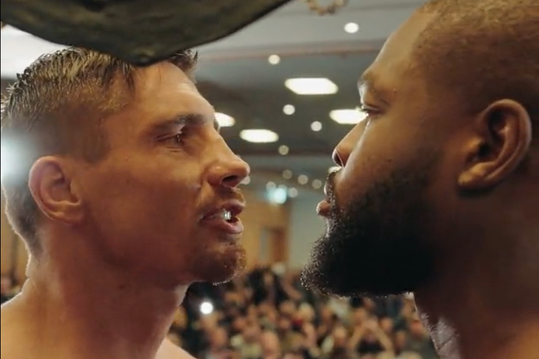 🎥 | Intense staredown: wat zegt Rico Verhoeven tegen Tariq Osaro?