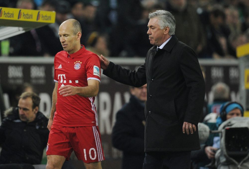 Heel de Bayern-bank lacht Robben uit na wissel (video)