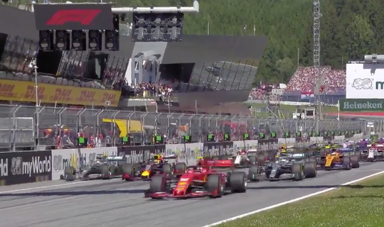 Poepstart! 💩 Verstappen verprutst het wegrijden bij GP van Oostenrijk (video)