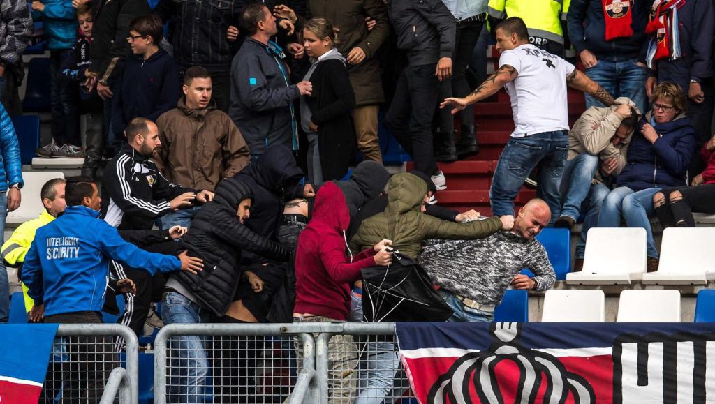Bizarre beelden van rellen bij Willem II - Feyenoord (video)