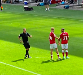 😂🎥 | Terugzien! Engelse scheids geeft publiek geel na vergelijking met Mike Dean