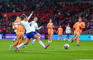 Oranje Leeuwinnen geven 2-0-voorsprong uit handen en verliezen van Sarina Wiegman
