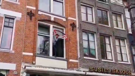 🎥 | Ajax-fan daagt Chelsea-supporters uit met sjaaltje, maar moet snel dekking zoeken