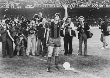 🤩 | FC Barcelona eert Johan Cruijff 50 jaar na debuut: ‘De dag die de geschiedenis van de club veranderde’