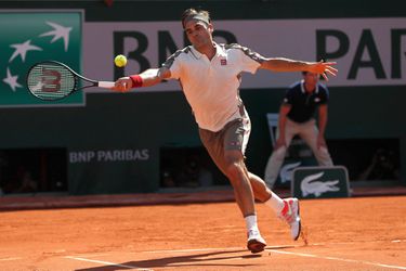Federer tennist zich gemakkelijk naar laatste 16 in Parijs