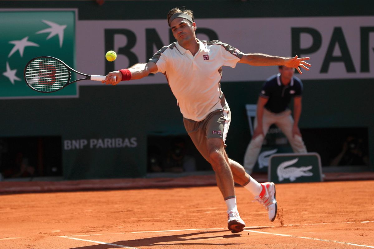 Federer tennist zich gemakkelijk naar laatste 16 in Parijs