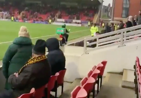 🎥 | LOL! Leyton-fans bestellen pizza, bezorgscooter rijdt stadion binnen 🍕
