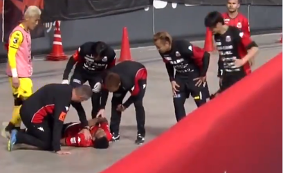 Spits scoort in Japan, maar springt bij het juichen per ongeluk in metersdiepe gracht (video)