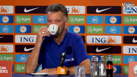 🎥 | HAHA! Louis van Gaal tegen Valentijn Driessen: 'G*dverd*mme, jij weer!'