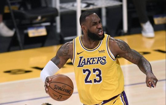NBA: LeBron James stijgt weer boven zichzelf uit en loodst LA Lakers naar 8ste zege op rij