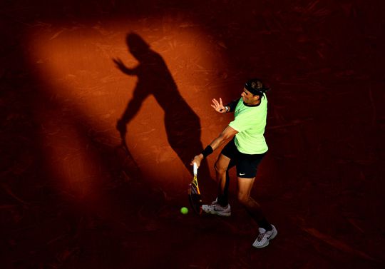 Gravelkoning Rafael Nadal heeft het 1 set moeilijk tegen Italiaans talent Sinner