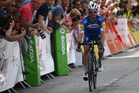 Alaphilippe klopt medevluchter Mühlberger in sprint Dauphiné