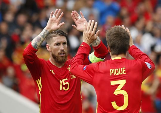 Piqué werd wéér uitgefloten bij Spanje en daar is Ramos niét blij mee