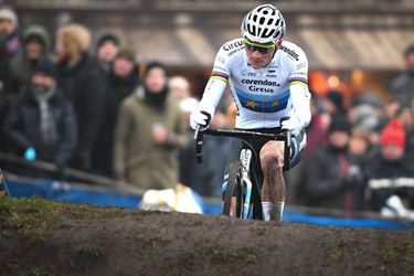 Mathieu van der Poel valt en rijdt lek maar pakt alsnog 'gewoon' de winst