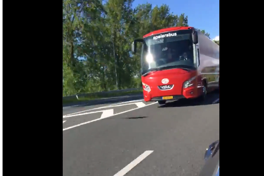 Ajax-fans komen spelersbus PSV tegen op de snelweg (video)