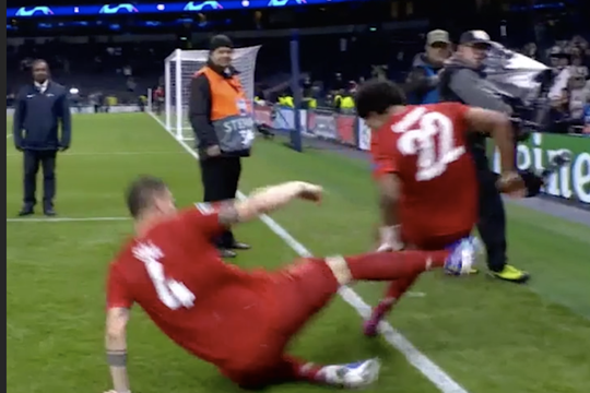 Wat je waarschijnlijk niet zag: Niklas Süle schopt Serge Gnabry na de wedstrijd neer (video)