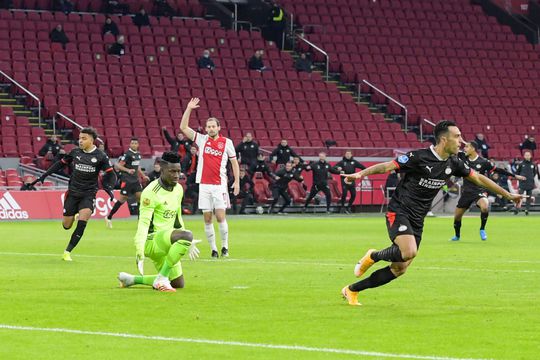 🎥 | PSV razendsnel op 0-1 in de Johan Cruijff Arena na fabelachtige assist van Malen