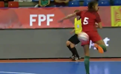 Wow! Portugese zaalvoetbalster maakt héérlijke goal (video)
