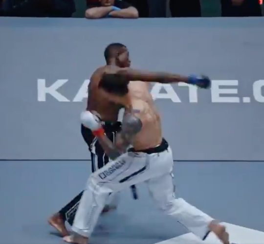 🎥 | Karateka Igor de Castaneda beukt opponent neer met DEZE keiharde rechtse