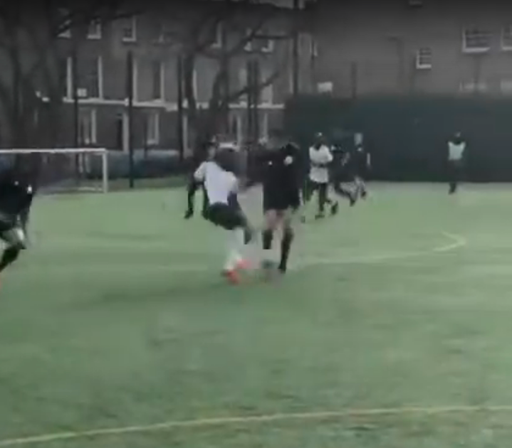 🎥 Legendarische Kaka krijgt een panna tijdens potje 'buurtvoetbal