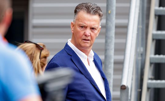 Telegraaf: Louis van Gaal zet krabbeltje onder contract voor 18 maanden