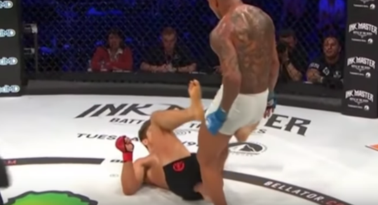 MMA'er kan nu wel lachen om zeer pijnlijke en illegale trap in zijn edele delen (video)
