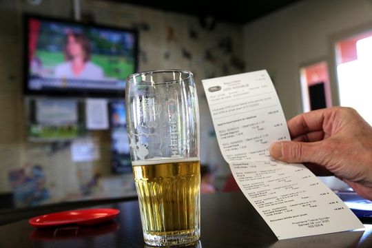 Brabantse amateurclub verandert kantine in kroeg en mag daardoor eerder open