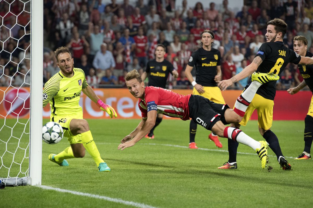 LIVE: PSV heeft scheidsrechter tegen, goal De Jong afgekeurd (video)