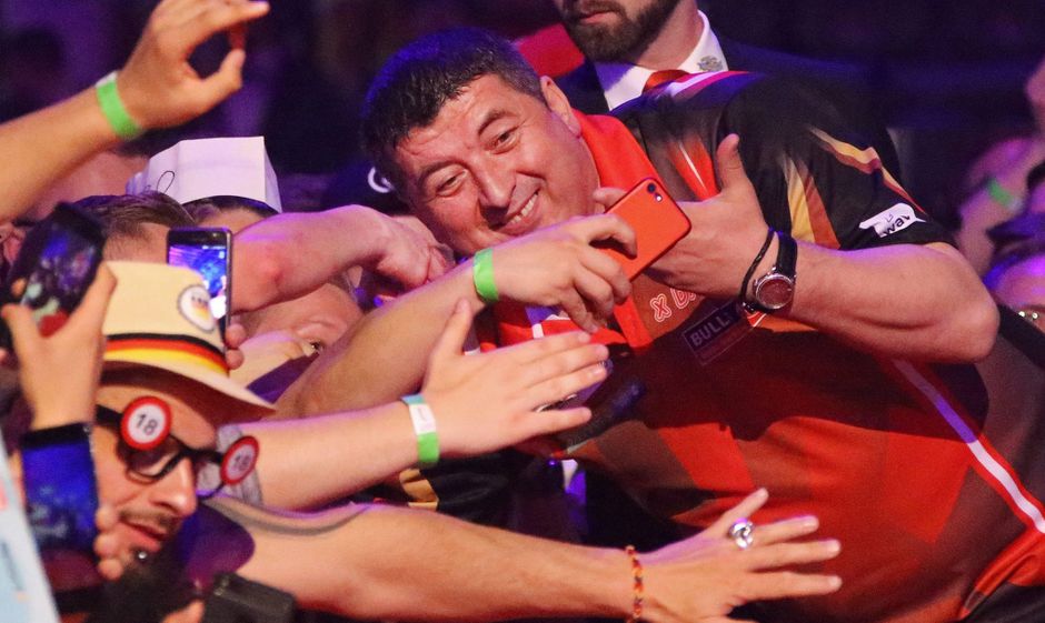 Suljovic heeft de smaak te pakken na PDC-titel: 'Ik word dit jaar wereldkampioen'