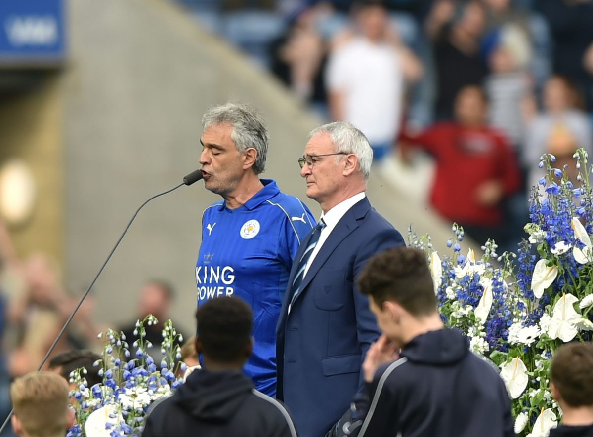 Andrea Bocelli krijgt Leicester-stadion stil met prachtig lied | Sportnieuws.nl