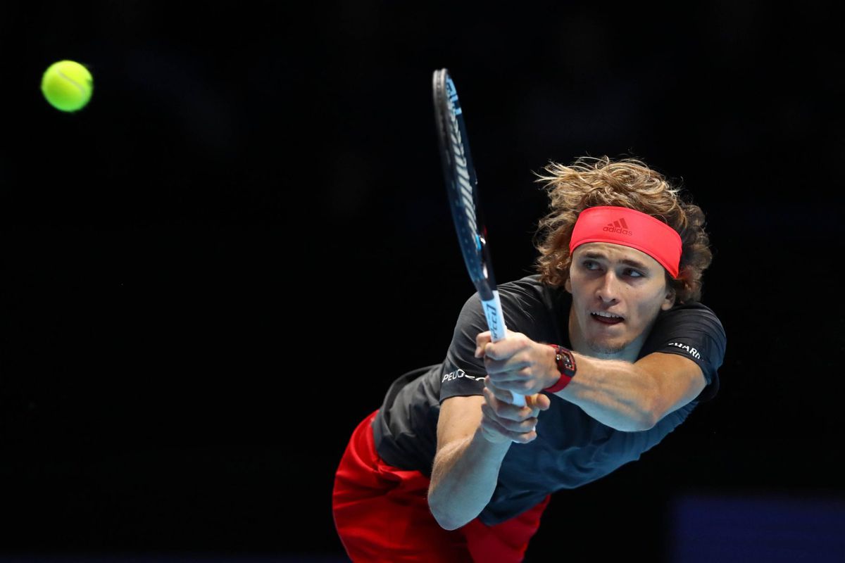 Zverev klopt Federer in spannende partij en staat in eindstrijd ATP Finals