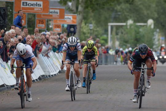 Klein sprint Pieters eruit en pakt 3e etappe, Van Vleuten zakt naar plaats 4